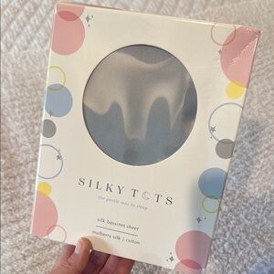 Silky Tots Silk Bassinet Sheet (Snoo Size)